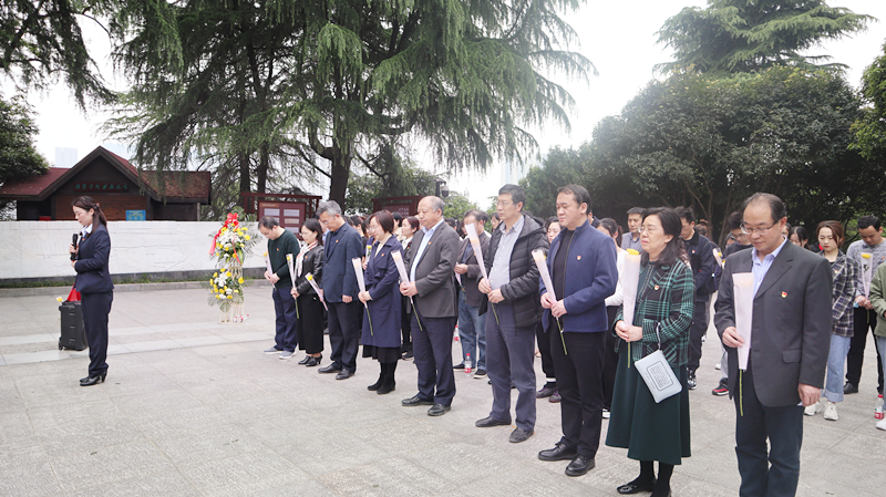 蓝狮在线平台临床二党总支部开展 “学党史、祭英烈、守初心”主题党日活动