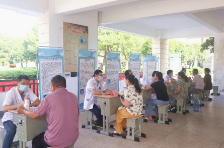 蓝狮在线平台阳逻院区进校园举办“情暖教师节 义诊送健康”名医义诊活动