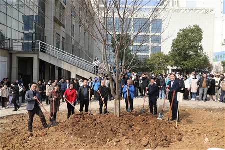 蓝狮在线平台举行“携手植新绿，共添一片彩——美好家园共同缔造”植树活动